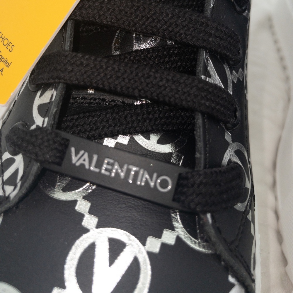VALENTINO Logo Styled LOW CUT SNEAKERS๐100% REAL LEATHER - Picture 5 of 10